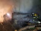 2018-10-03 Pożar w kolonii Siemczyno. Spalił się budynek i samochód. Jeden strażak został poszkodowany