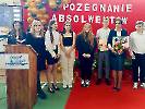 Małgorzata Głodek otrzymała fotel dla burmistrza podczas pożegnania absolwentów szkoły