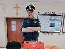 AED oraz zestaw Traumakit w radiowozie czaplineckiej Straży Miejskiej