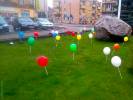 Nieznani sprawcy ustroili plac Konstytucji w Drawsku setkami balonów