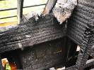 Jak ogień poradził sobie z drewnianym domkiem letniskowym ? Strażacy pokazują zdjęcia 