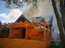 Jak ogień poradził sobie z drewnianym domkiem letniskowym ? Strażacy pokazują zdjęcia 