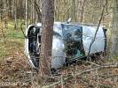 2017-04-25 BMW wypadło z drogi. Kierowca miał szczęście. Zmieścił się między drzewami.
