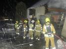 Pożar w Warniłęgu. Strażacy bronili domu przed ogniem. Spłonęły pojazdy i budynek