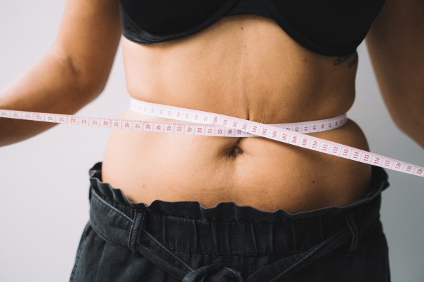 Dotrzymanie noworocznego postanowienia zrzucenia nadwagi – jakie produkty w tym pomogą?