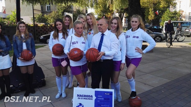 Burmistrz Drawska Pomorskiego odbiera nagrodę w asyście Cheerleaders Gdynia