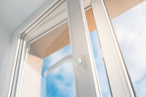 Zawiasy nożycowe w drzwiach i oknach- bezpieczeństwo i funkcjonalność