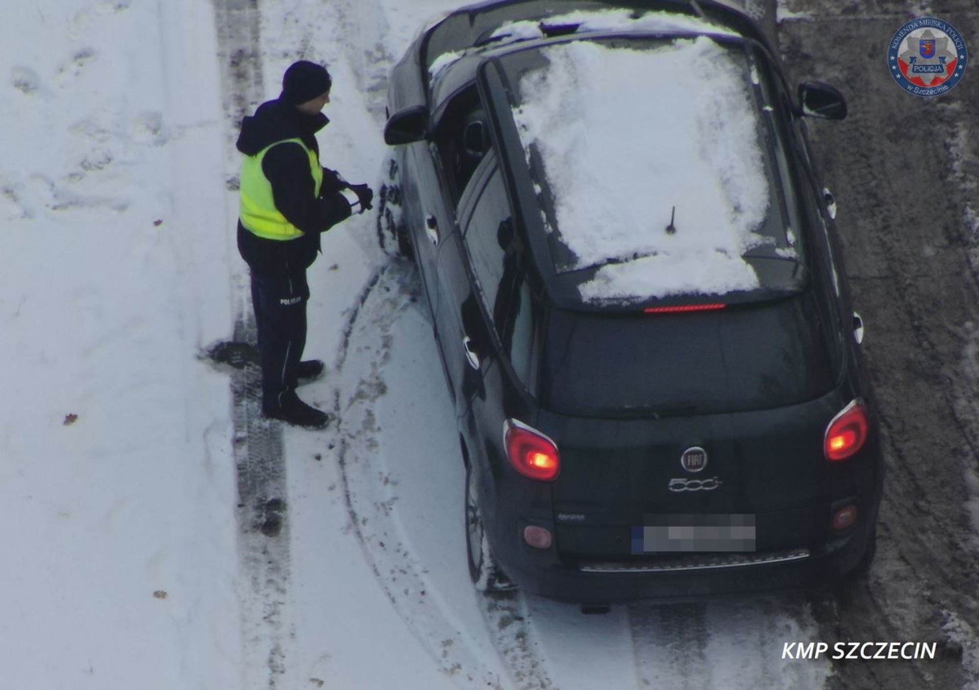 Policjanci ścigają nieodśnieżone auta, przy pomocy drona - film