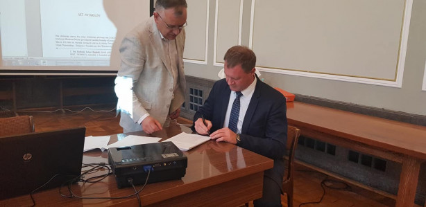 Burmistrz Krzysztof Zacharzewski podpisuje przystąpienie do projektu. Fot. KZ
