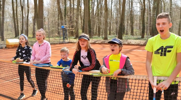 Pierwsza lekcja tenisa. Rozpoczęły się zajęcia dla najmłodszych. VIDEO