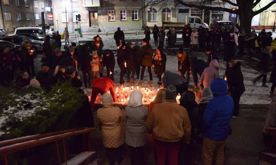 14 stycznia wieczorem mieszkańcy w Złocieńcu, dzień po finale WOŚP postanowili się spotkać i pożegnać samorządowca. Fot. Sebastian Kuropatnicki