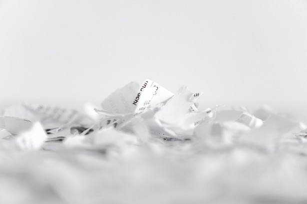 Recykling vs. niszczenie papierów - Jak skutecznie pozbyć się poufnych informacji