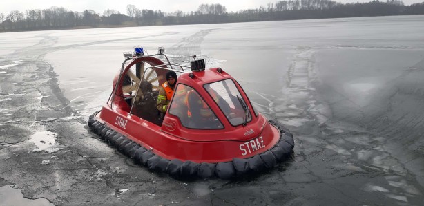 Video: Po ziemi, wodzie i lodzie – strażacy testują nowy sprzęt. To poduszkowiec