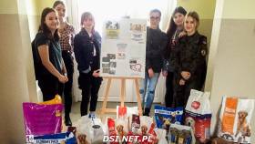 Uczniowie Andersa wspierali złocieniecką akcję „zbiórka karmy dla zwierząt ze schroniska" w Białogardzie