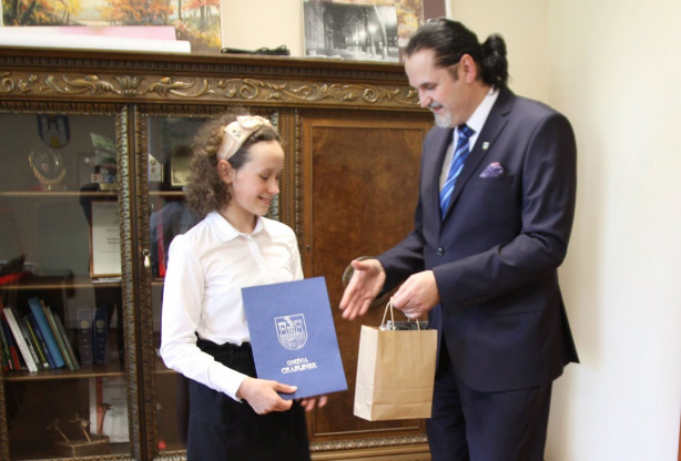 Dziewczynka z najwyższą możliwą średnią ocen nagrodzona przez Burmistrza Czaplinka