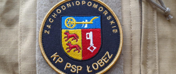 Nowy emblemat z herbem powiatu łobeskiego dla strażaków z Komendy Powiatowej PSP w Łobzie. Zdjęcie: sekc. Filip Rozpędowski 