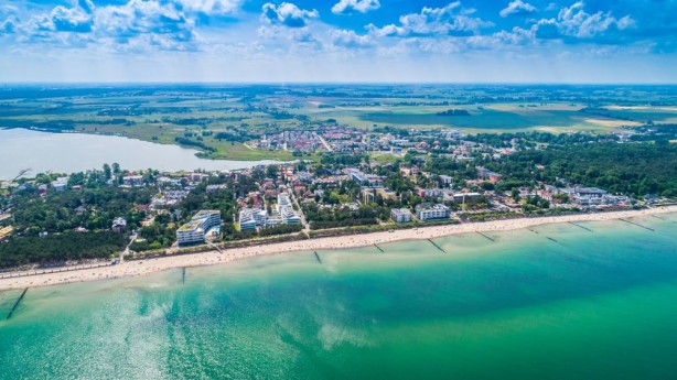 Apartamenty nad morzem – widok na Mielno, Bałtyk i jezioro Jamno z lotu ptaka