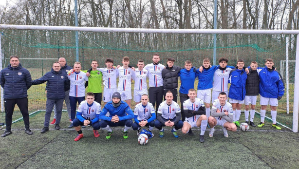 Sparing "młodej" seniorskiej drużyny z M-G LKS Sarmata Dobra. Fot.  Drawa Drawsko: 
