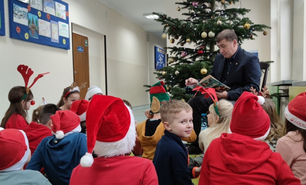 Burmistrz Drawska Pomorskiego czytał dzieciom