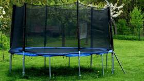 Macie trampolinę na podwórku? Uważajcie w Bornem Sulinowie są na takie rzeczy chętni