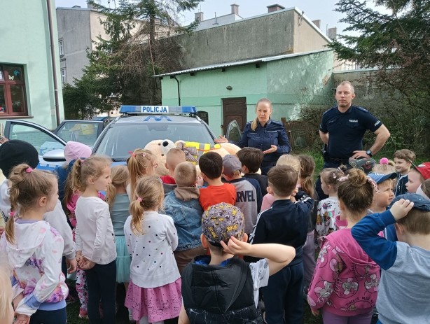 Policjanci rozmawiają z przedszkolakami o bezpieczeństwie
