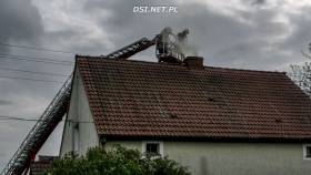 Pożar komina w Zagoździe. Foto i video. Działania strażaków