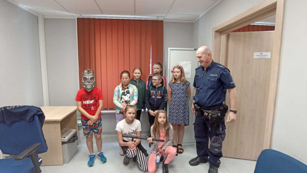 Dzieci z wizytą w posterunku policji w Ostrowicach
