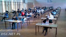 Uczniowie podczas matury próbnej w LO w Drawsku Pomorskim