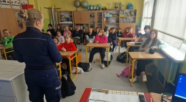 Zajęcia policjantów z uczniami w Nętnie