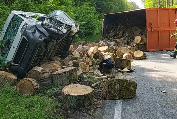 Wypadek na trasie między Kaliszem Pomorskim a  Drawskiem Pomorskim. Są poszkodowani.