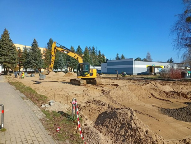 Złocieniec. Uwaga: Trwa budowa przy ul. Obrońców Westerplatte. Powstaną 43 miejsca parkingowe