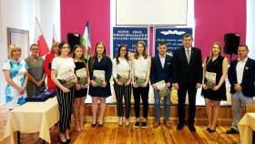 Absolwenci Liceum w Kaliszu Pomorskim którzy uzyskali świadectwa z wyróżnieniem z dyrektorem i wychowawcami klas